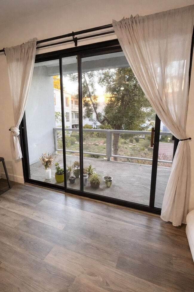 Building Photo - 4 Commodore Dr