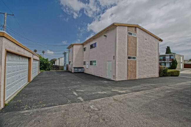 Building Photo - 25227 Bigelow Rd