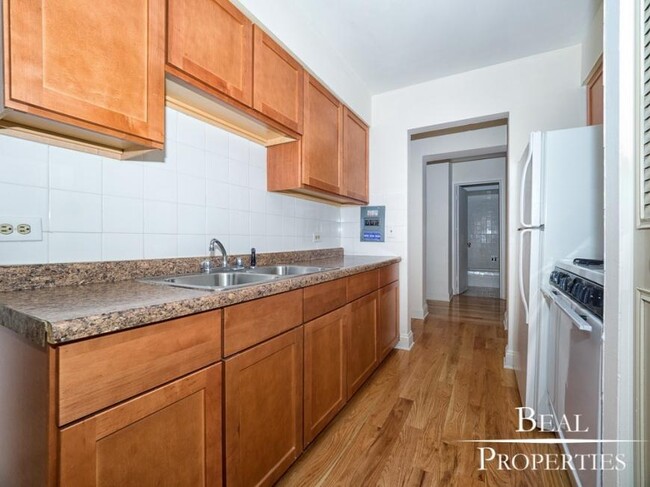 Building Photo - 1 bedroom in CHICAGO IL 60657