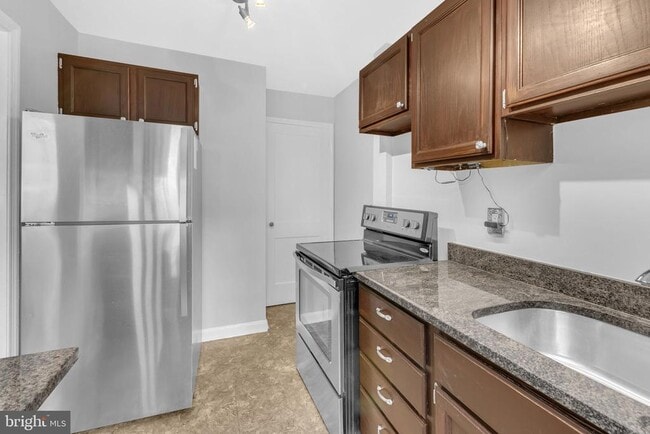 Building Photo - 38 E Rosemont Ave
