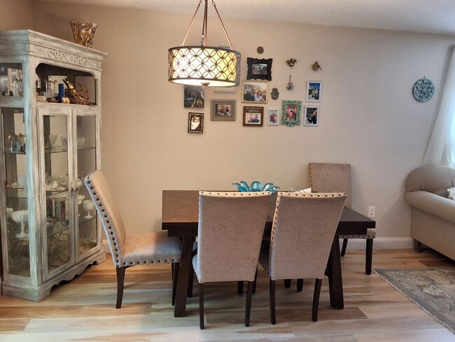 Building Photo - Knoxville 37912 - Short Term Lease with Utilities Included up to $200 per month -  2 bedroom, 2 b...