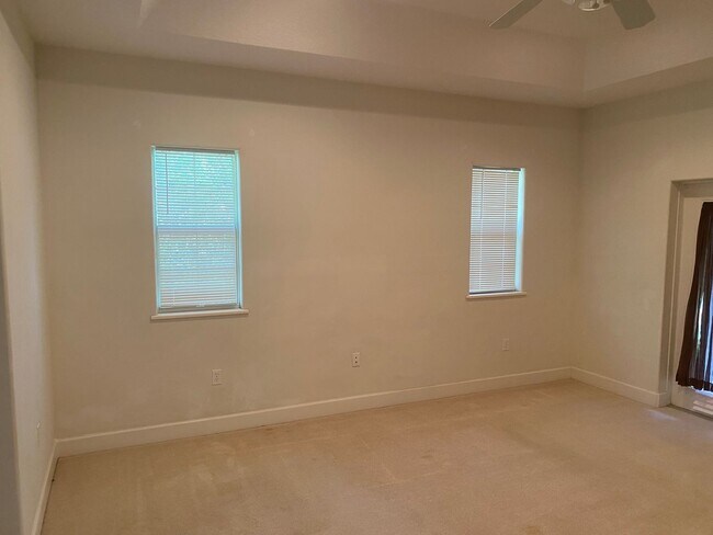 Building Photo - 4 Bedroom / 2 Bath Home in Royal Trails