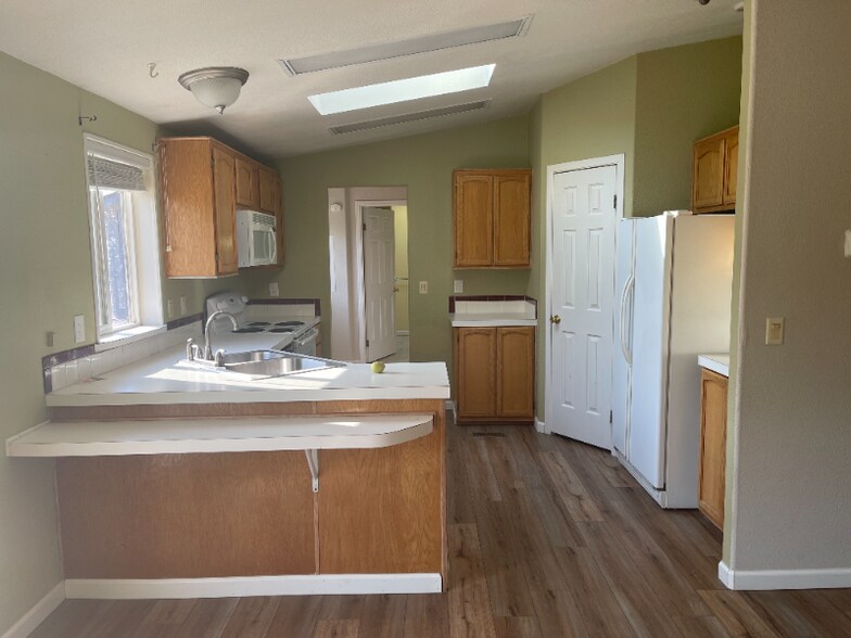 Building Photo - 916 4th St SE