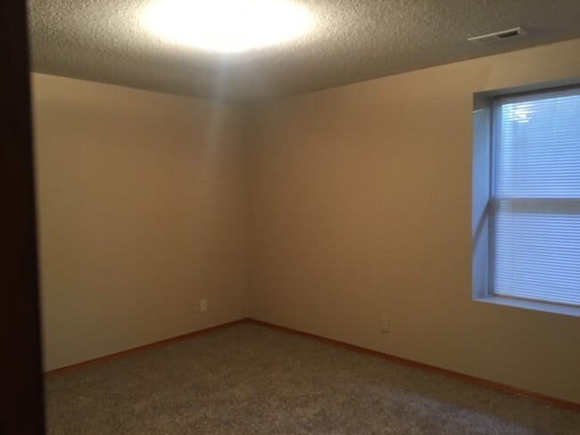 Building Photo - 2218 E Carriage Dr