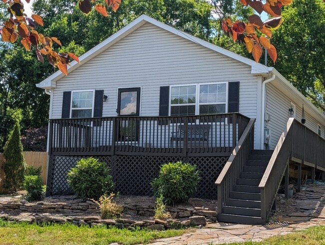 Building Photo - Sylvan Park Stunner