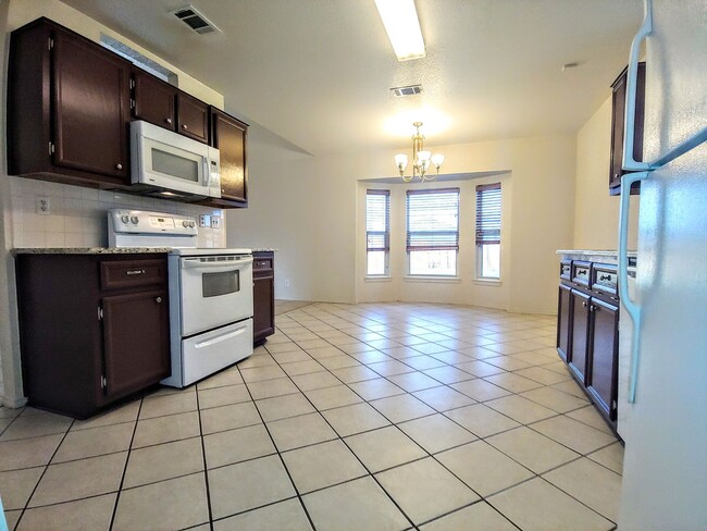 Building Photo - Check out this ADORABLE 4 bed / 2 bath hom...