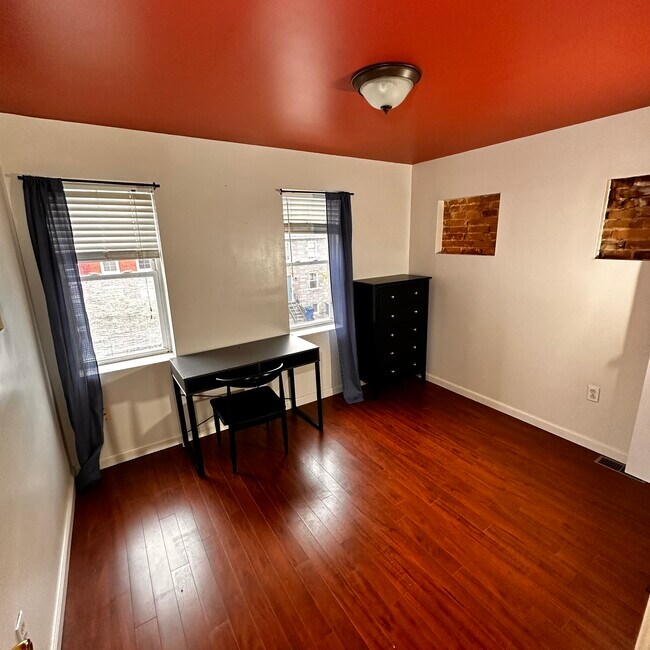 Building Photo - 910 Ramsay St