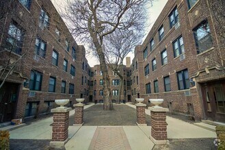 Building Photo - 753 W Addison St