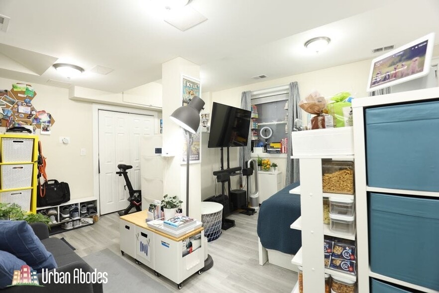 Building Photo - 644 W Roscoe St