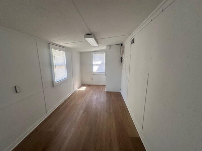 Building Photo - Commercial Building for rent !