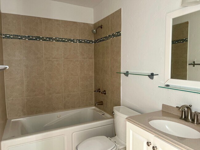 Building Photo - 1 bed Condo Available in SouthWest Denver! Top Floor!