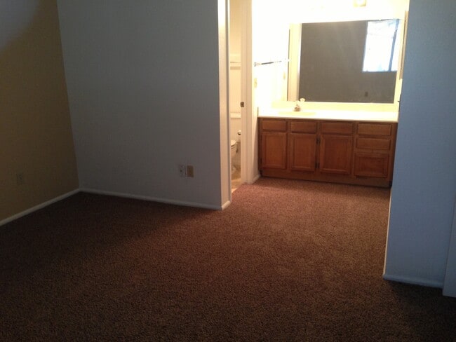 Building Photo - **COMFY 2 BEDROOM/2 FULL BATHROOM CONDO IN...