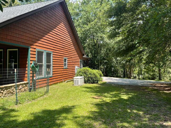 Building Photo - Charming 2 Bed, 2 Bath Custom Ranch on 5 P...