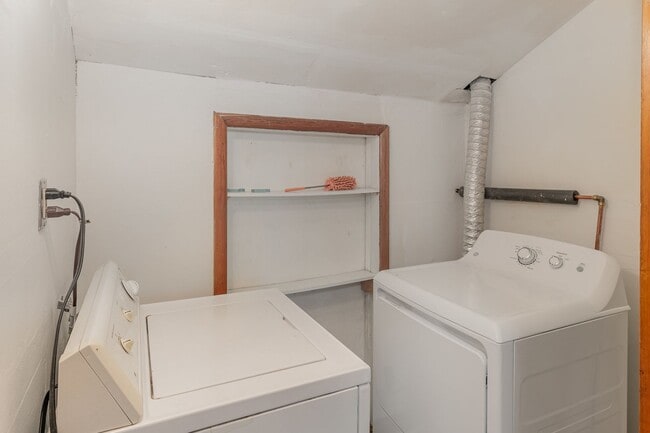 Building Photo - Charming 3 Bedroom 1 Bath Home in West Park!