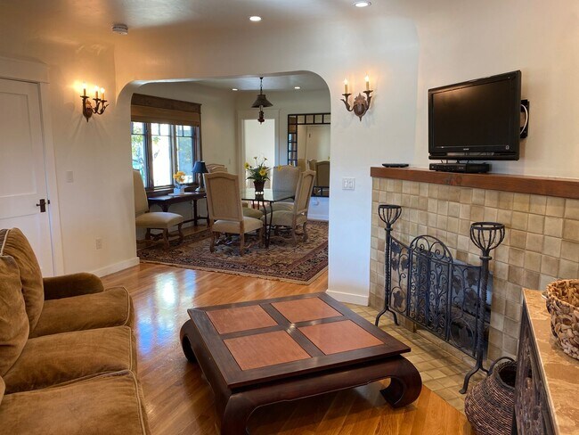 Building Photo - FLEXIBLE FULLY FURNISHED Point Loma Home! AC! All Utilities Included!