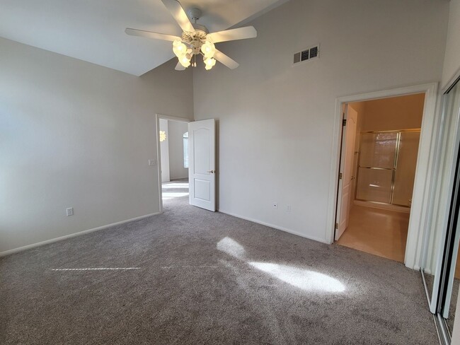 Building Photo - Gorgeous Henderson Condo with garage!