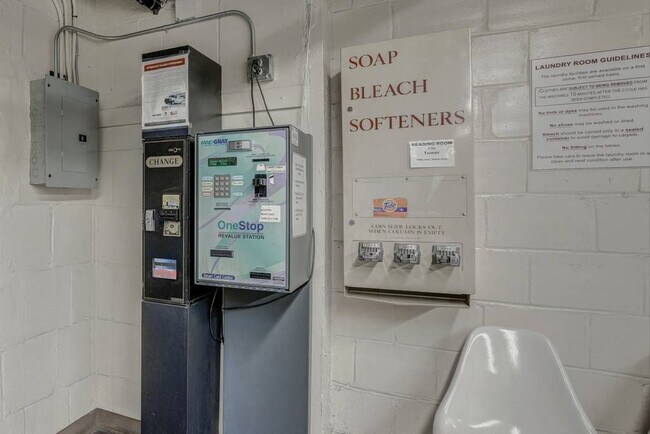 Building Photo - 300 W Peachtree St NW