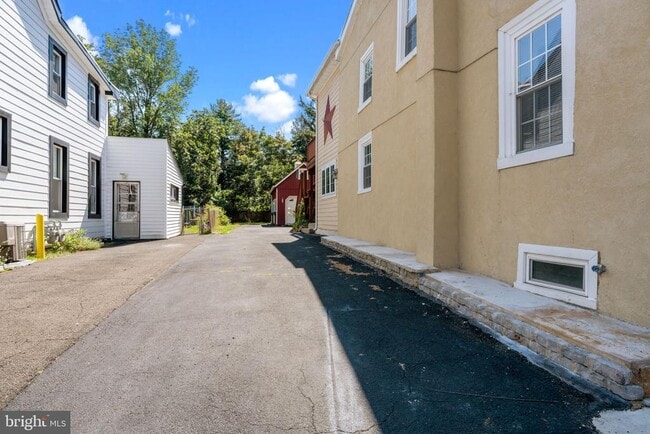 Building Photo - 122 E Richardson Ave