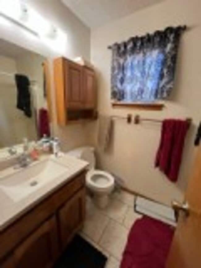 Building Photo - Beautful Brick Home with 3 BD/2 BA & Refri...