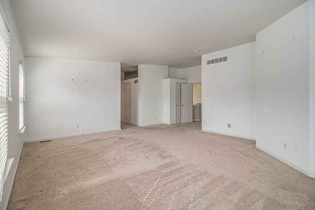 Building Photo - 1304 N Bay Dr