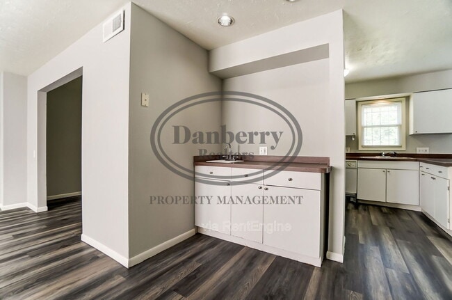 Building Photo - 1103 Searles Rd