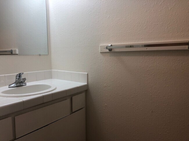 Building Photo - LT886* - A - R