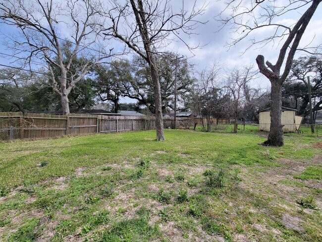 Building Photo - This beautifully remodeled 3-bedroom, 2-bathroom home in the heart of Lake Jackson, Texas, offers...