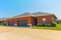 Building Photo - NEW LUXURY 3 BED 2 BATH 2 CAR GARAGE DUPLEX