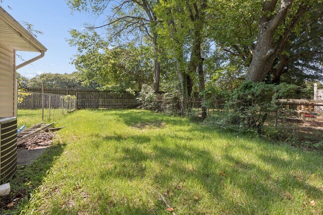 Building Photo - 211 Woodview Ave