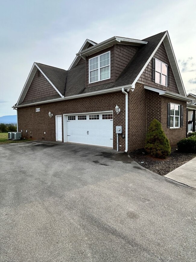 Building Photo - 310 Oak Vista Dr