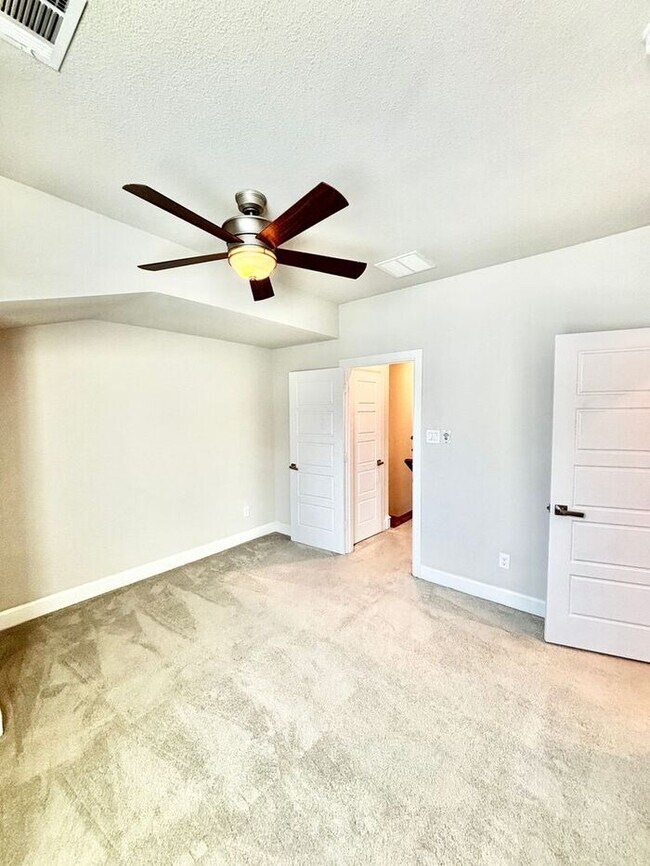 Building Photo - Spacious 3-Bedroom Home with Modern Amenit...