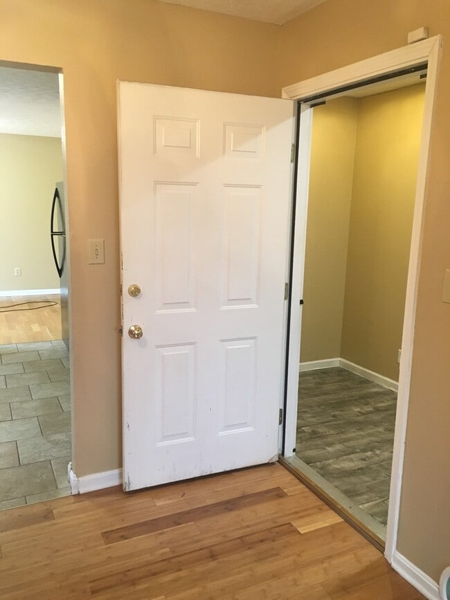 Building Photo - **New Paint**   **New Carpet**  Ready for YOU!!