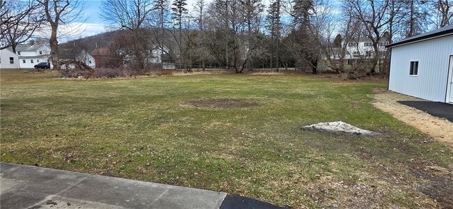 Building Photo - 914 W 2nd St