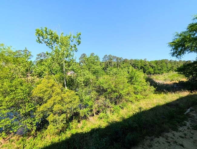 Building Photo - 3065 Huntleigh Dr
