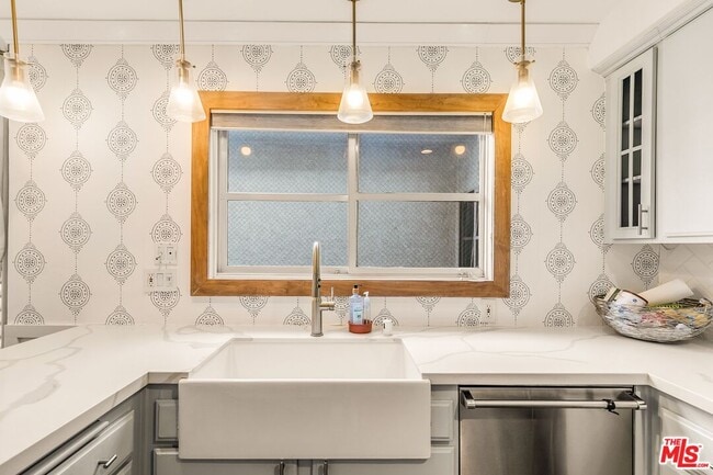 Building Photo - 14050 Magnolia Blvd