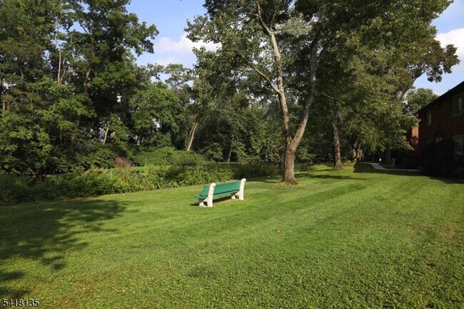 Building Photo - 206 Main St