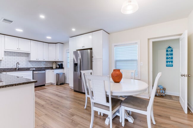 Building Photo - 1344 Springdale St