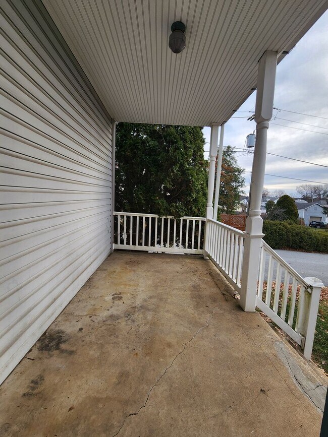 Building Photo - 120 Cooper St