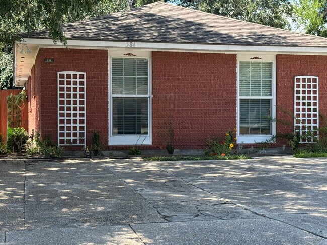 Primary Photo - Great 2 Bedroom Lease near LSU