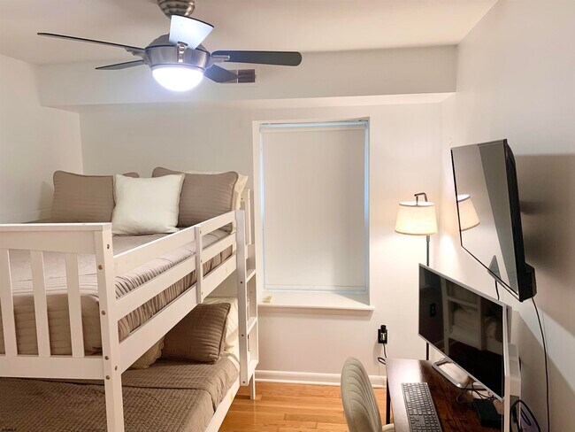 Building Photo - 9706 Ventnor Ave