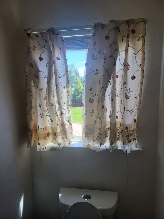 Building Photo - 5049 Pine Lake Ct