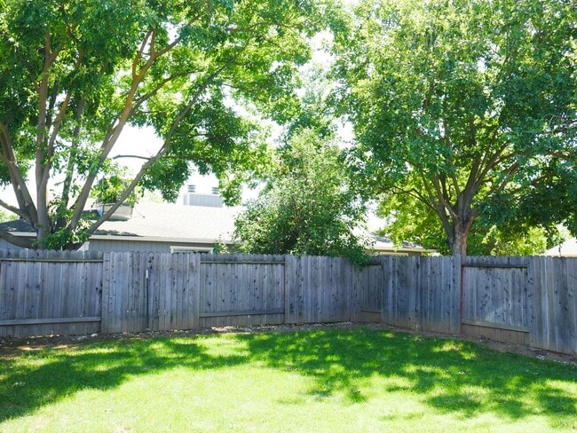Building Photo - Cozy 2 Bed 2 Bath 950sq. ft. Duplex in Elk Grove