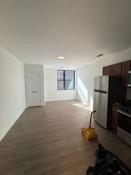 Building Photo - 329 W State St