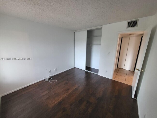 Building Photo - 405 S Pine Island Rd