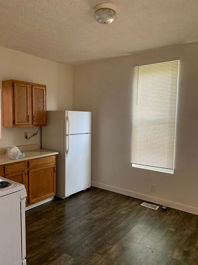 Building Photo - 404 Young St