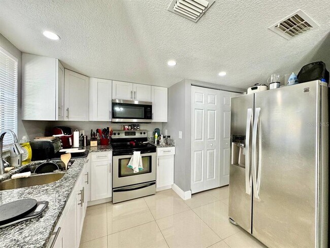 Building Photo - 5216 Tennis Ct Cir
