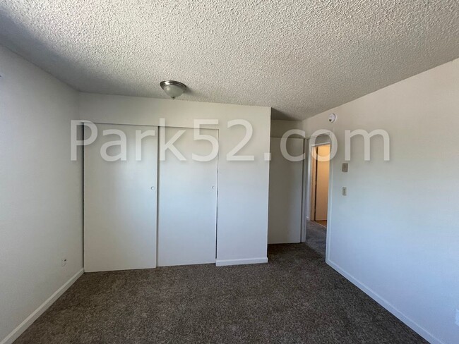 Building Photo - 2 Bedroom 1 Bathroom Upper Level Apartment...