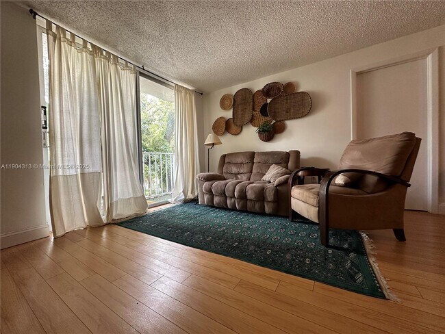 Building Photo - 1720 NW N River Dr