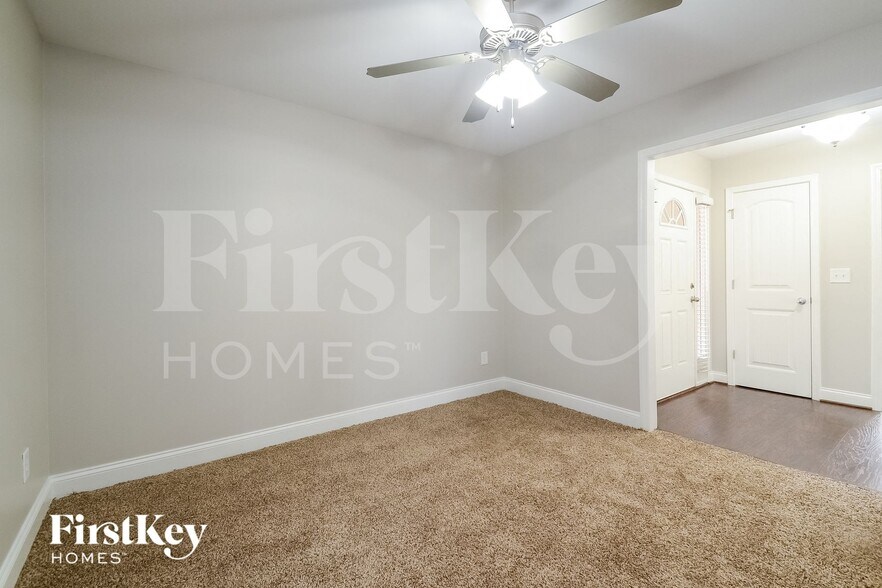 Building Photo - 460 River Crest Dr N