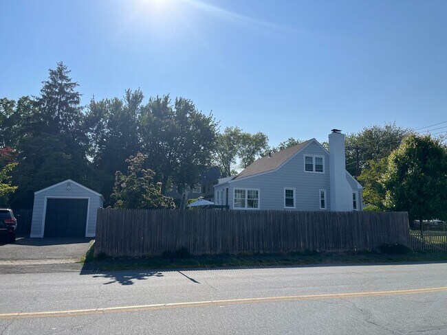 Building Photo - 3 Bedroom 2 Bath Fairfield House Near Southport